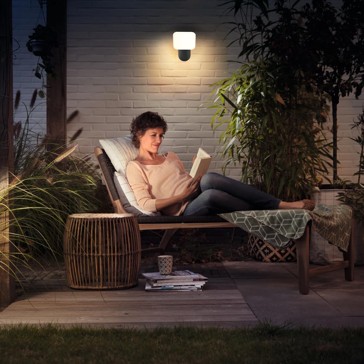 Kaneez adjustable outdoor security light with 3 colour temperatures